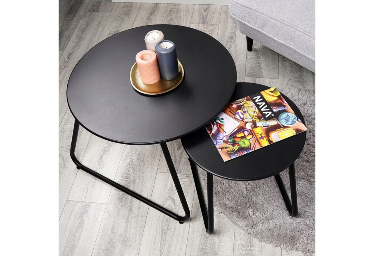 Απεικονίζονται τα τραπεζάκια με διακοσμητικά κερια και περιοδικά στην επιφάνειά τους.